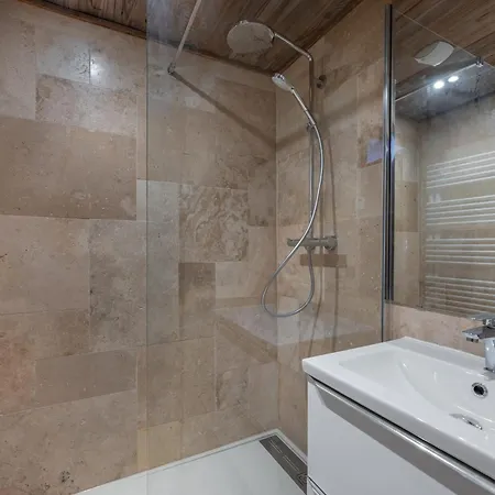 Renove Aux Pieds Avec Balcon A - Fr-1-640-34 *