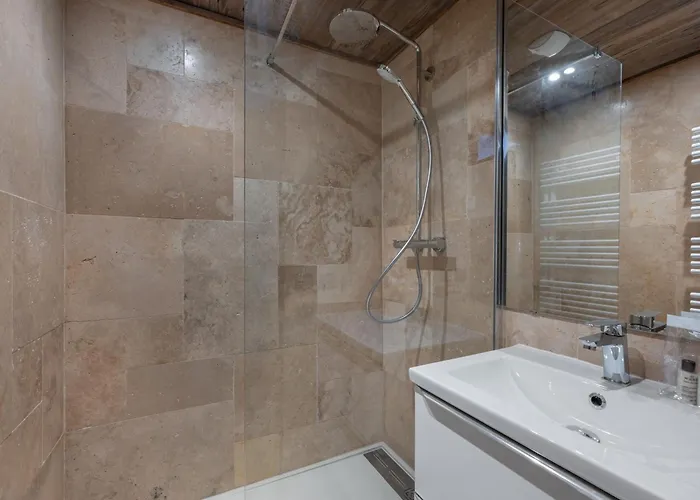 Renove Aux Pieds Avec Balcon A - Fr-1-640-34 *